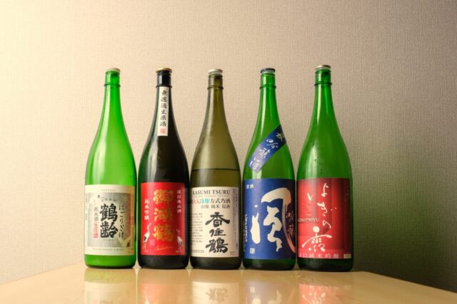 日本酒を注ぐ